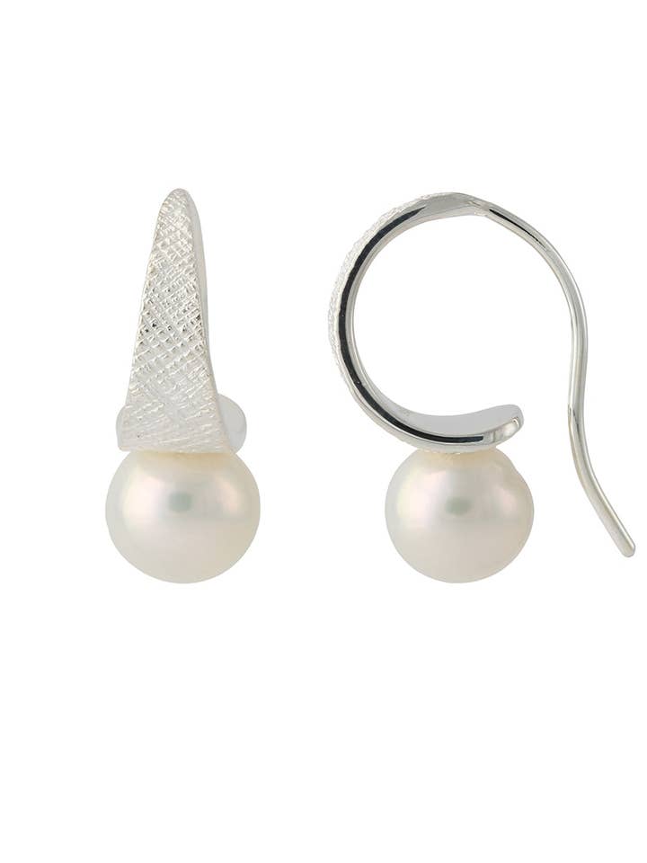 Öronknoppar i silver ”Halfmoon” med SWZ pärla för wholesale av Campur GmbH