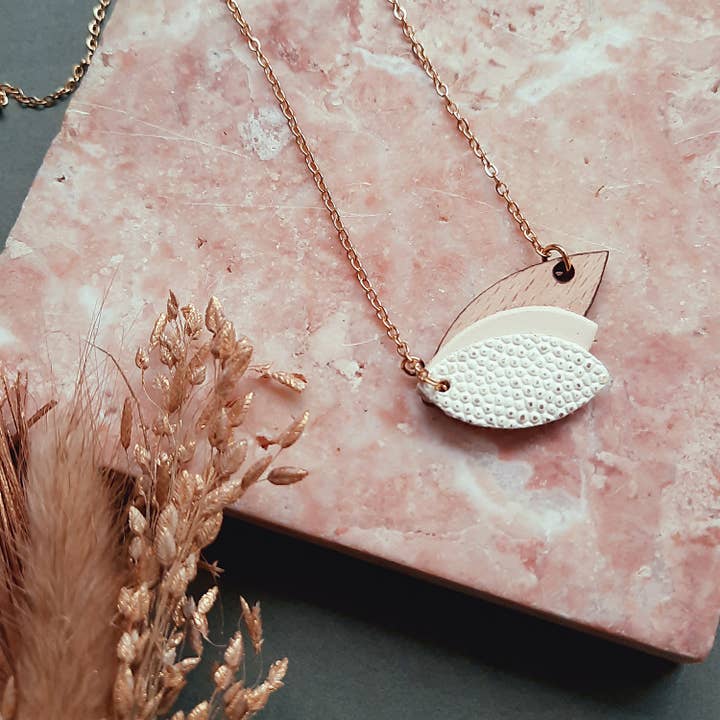 Collier CHOUCHOU Ivoire van hout en leer voor wholesale door Ni une ni deux