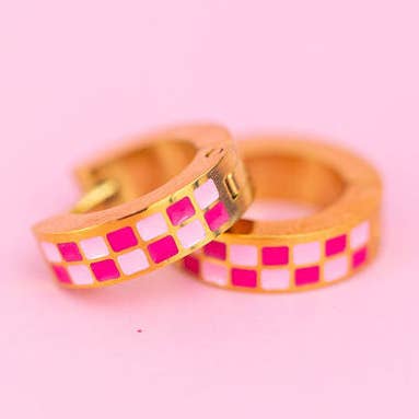 Lyserøde ternede chunky huggie hoops for engroshandel hos Desert Peach