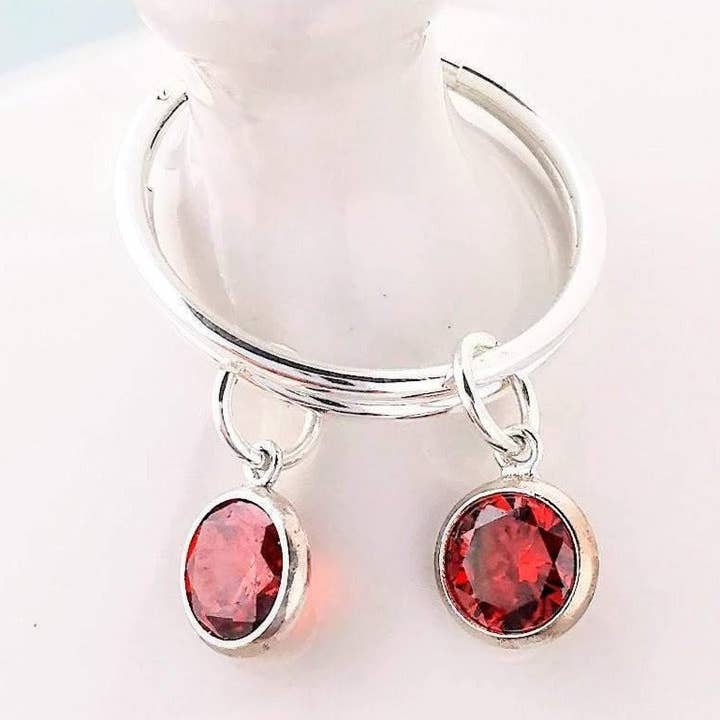 Ruby CZ hoepeloorbellen van sterling zilver voor wholesale door Sophellie Jewellery