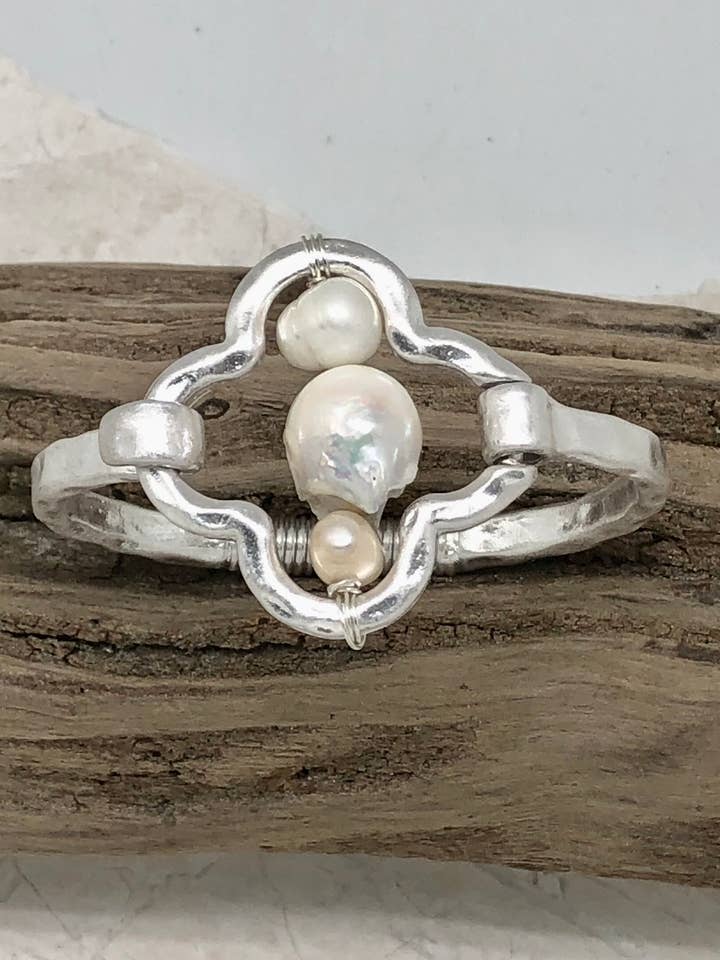 Bracelet Hinge Clover Wired Freshwater &BaroquePearl Silver for wholesale by Rant & Rave Classic