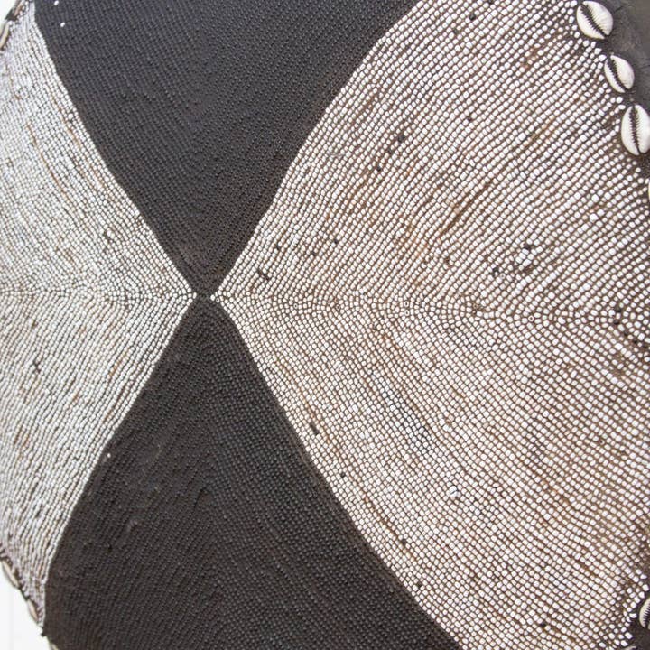 De-cor - Venta al por mayor Bandejas/platos/boles decorativos - Escudo africano con cuentas en blanco y negro sobre soporte6