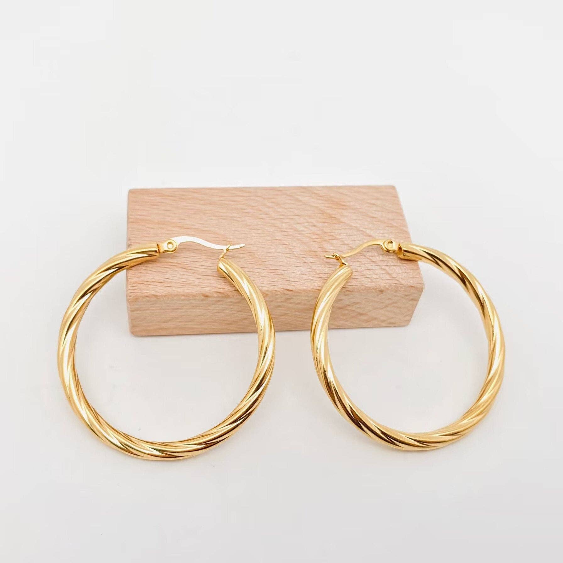 Mio Queena – wholesale Hoop earrings – 18K Gold Plated Stainless Steel Cable Hoop Earrings - FGS1
