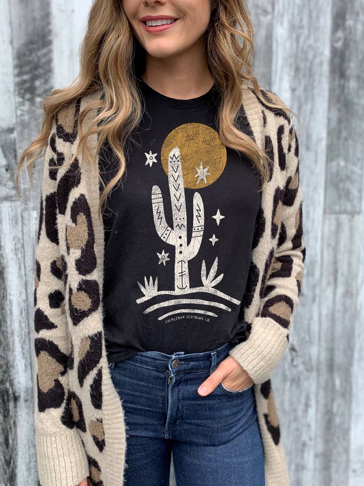 Cocklebur & Co. – wholesale T-shirts med screentryck – Dam – Grafisk T-shirt med sydvästra kaktusmotiv
