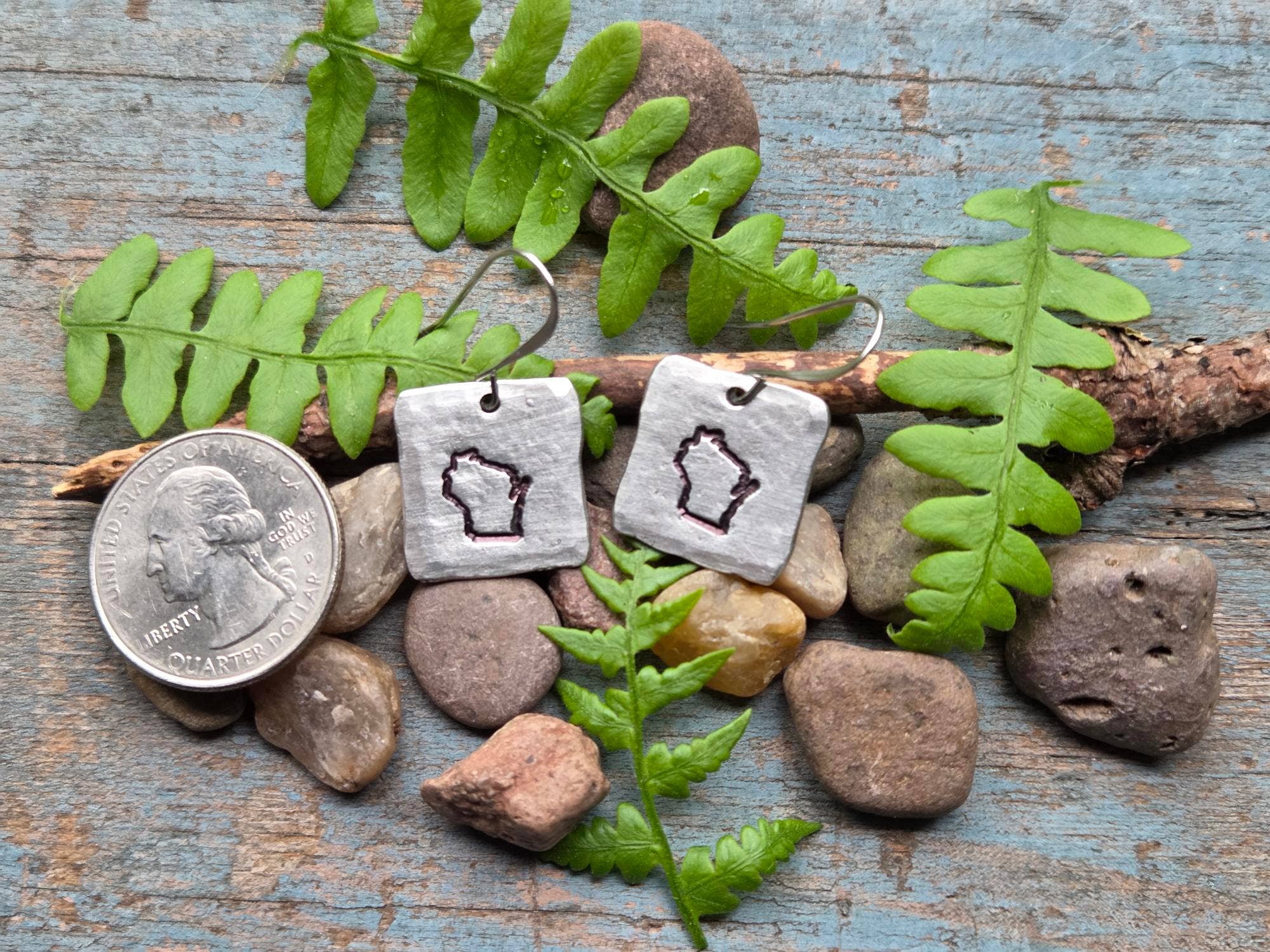 Kathryn's Collection - Vente Boucles d'oreilles pendantes - Boucles d'oreilles État du Wisconsin, étain estampé à la main4