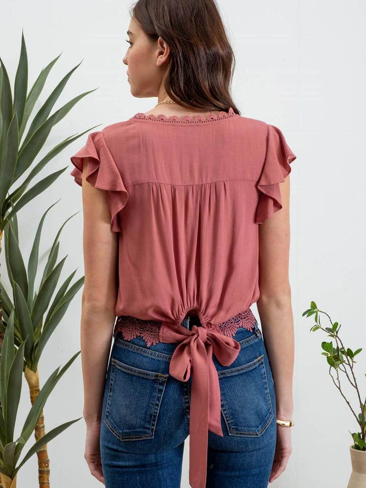 Blu Pepper – Blusa - Mulher por atacado – Top cropped de manga curta com renda, laço nas costas e botões frontais11