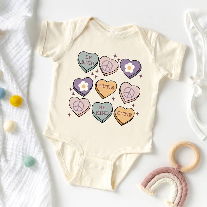 Body Conversa Corações | Dia dos Namorados | Made in US por atacado de Bohemian Babies