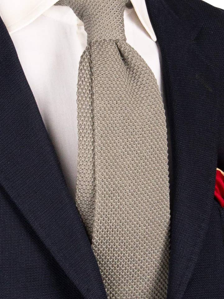 Lys Grå Ensfarvet Strikket Bomuldstrikot Slips TRI684 for engroshandel hos Graffeo Cravatte