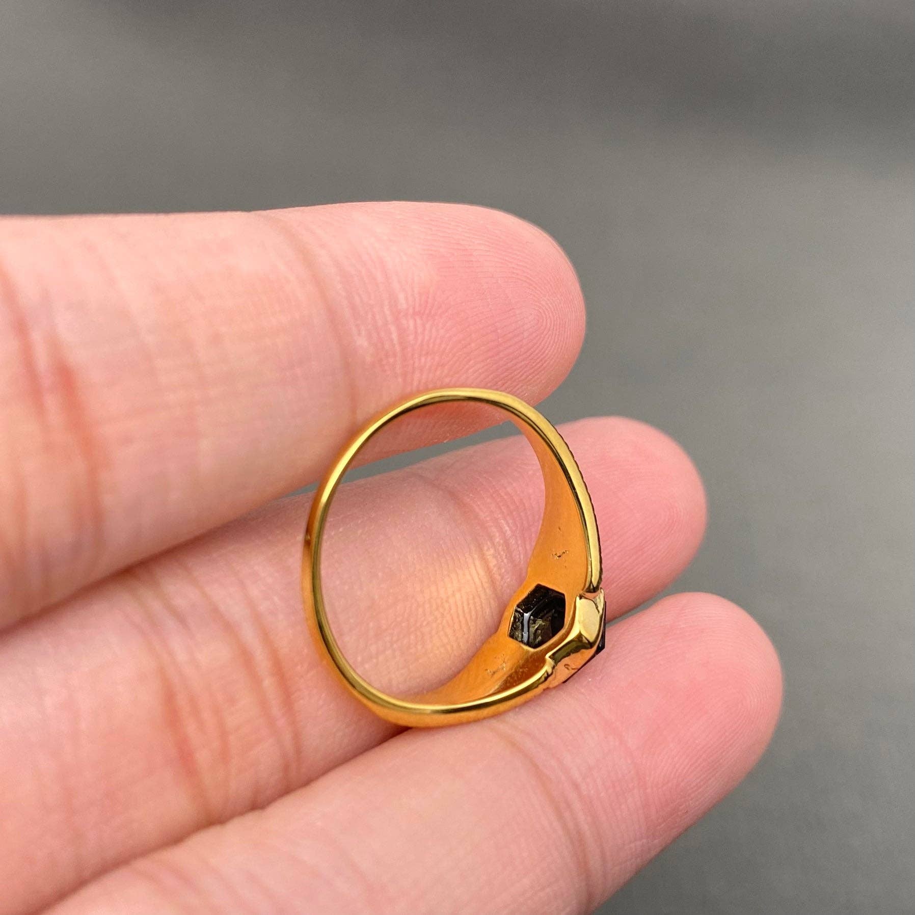 Mio Queena – wholesale Cocktail/Statement Ring – Zirkoninfattad 18K guldpläterad S.stål graverad ring - FGS2