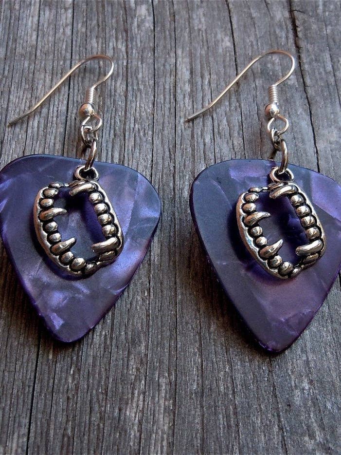 Boucles d'oreilles Fang Charm pour guitare pour la vente par Simply Raevyn