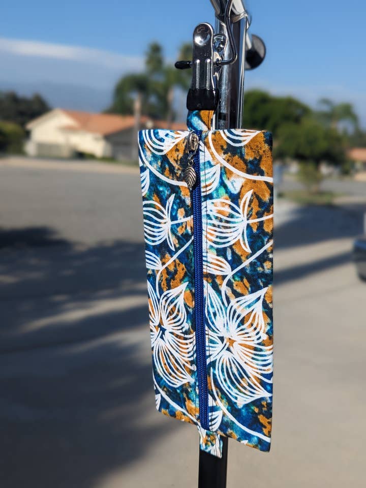 Pochette artisanale (bleue) pour la vente par Teranga Market