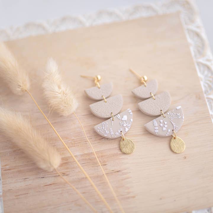 Oorbellen in klei | Champagnebloemen | Luxe Collection voor wholesale door Hazel n Blue