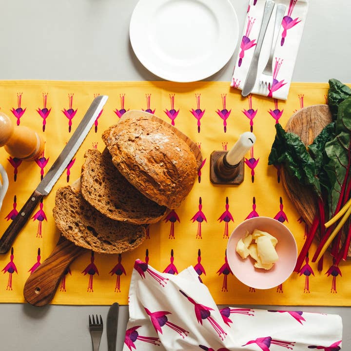 Chemin de table ocre fuchsia pour la vente par Emilia Hunt
