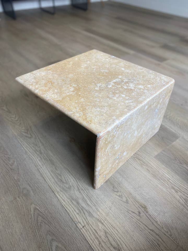 Tavolo cubico in travertino • Misura piccola per la vendita all'ingrosso da parte di Berber Designers