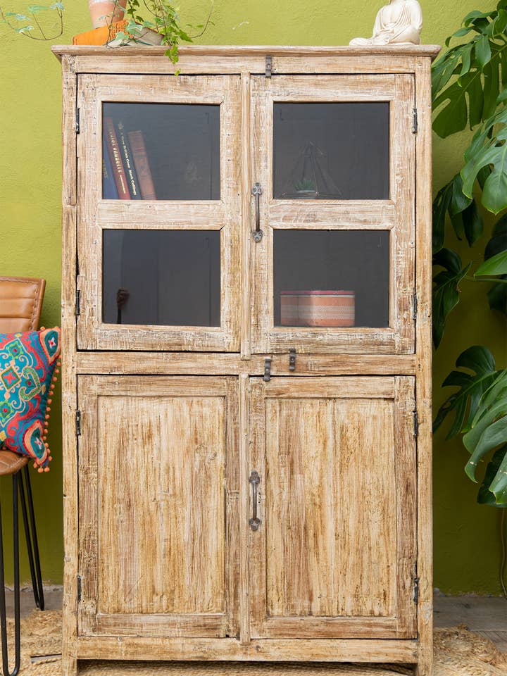 Vintage skåp i trä och glas med 3 dörrar och 1 hylla för wholesale av Namaste