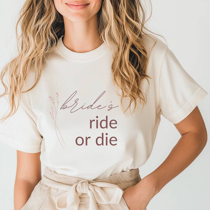 T-shirt de demoiselle d'honneur "amie fidèle de la mariée" Modèle | Collection Romantique Moderne pour la vente par PureAmoreDesigns