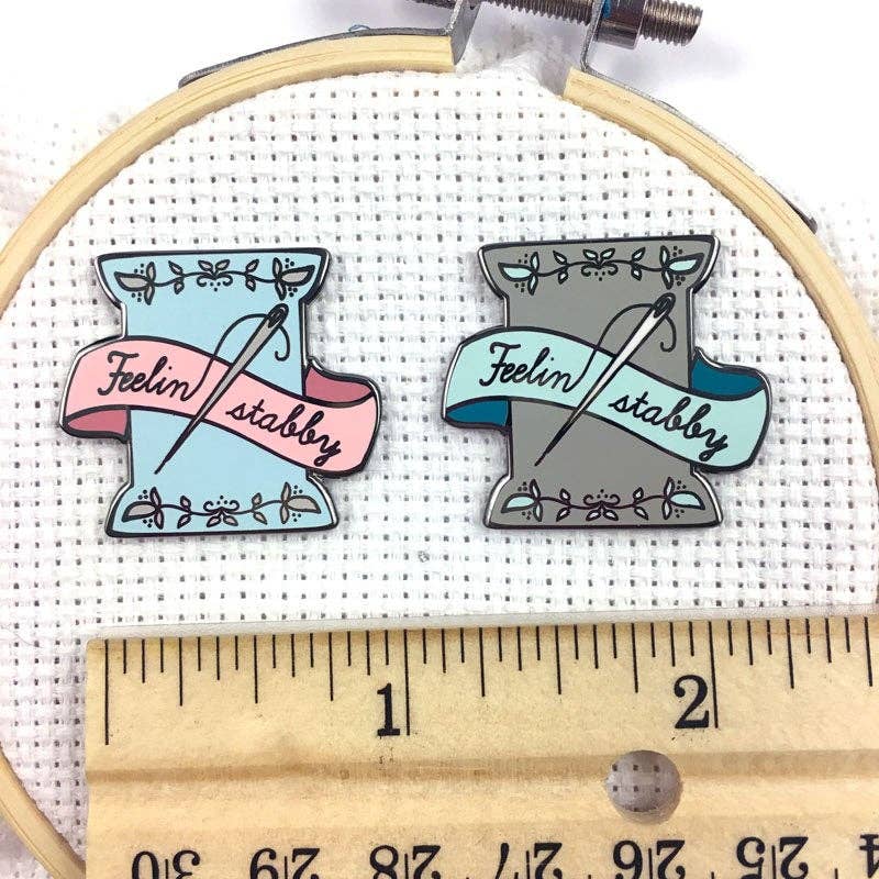 Snarky Crafter Designs – Großhandel Kreuzstich-/Stickzubehör – Fühlen Stabby Spool Needle Minders1