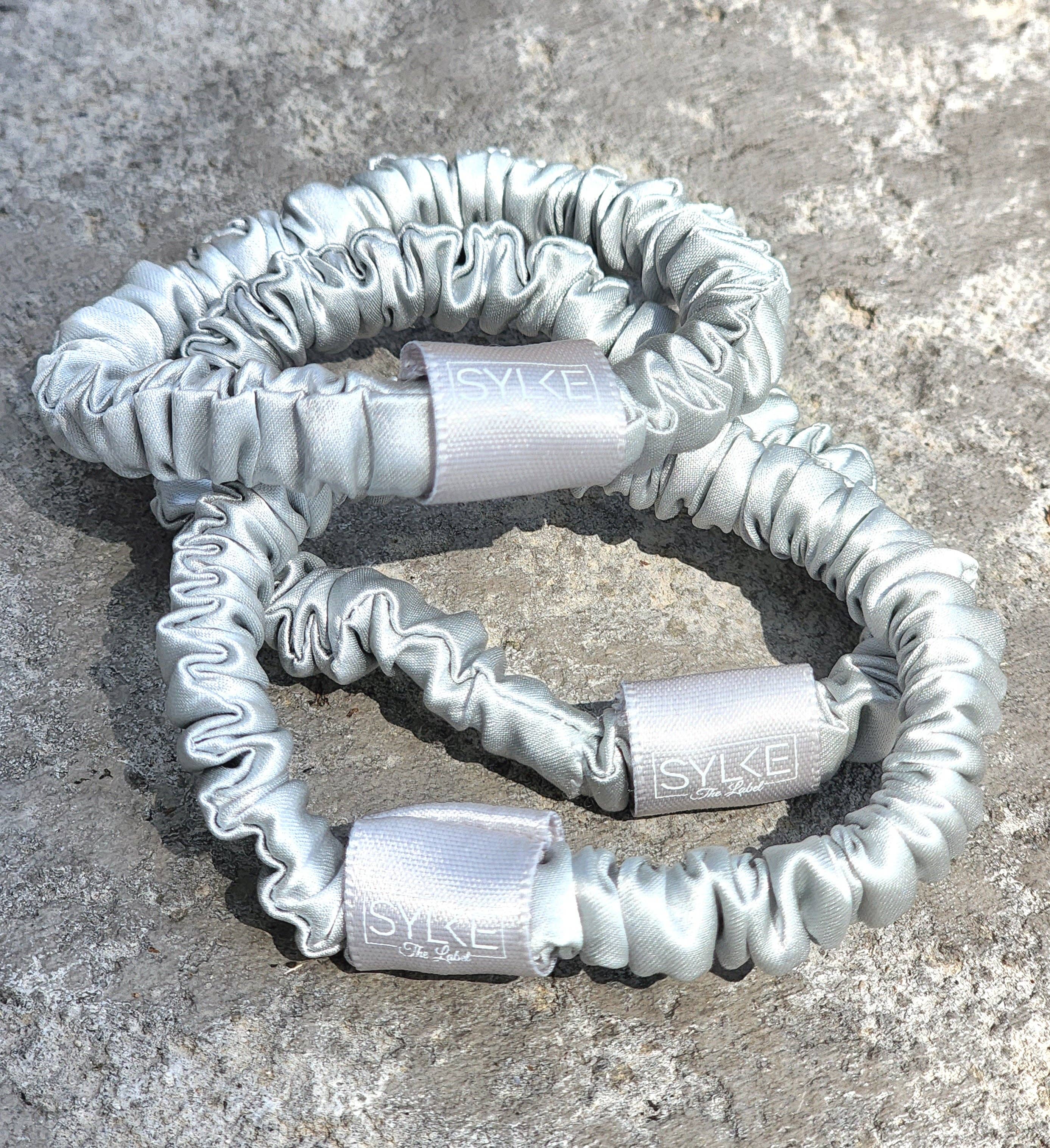 SYLKE THE LABEL – Engroshandel Scrunchie – Kvinder – Sæt med 3 Mulberry Silk 'Skinnies' i Mystic Silver1