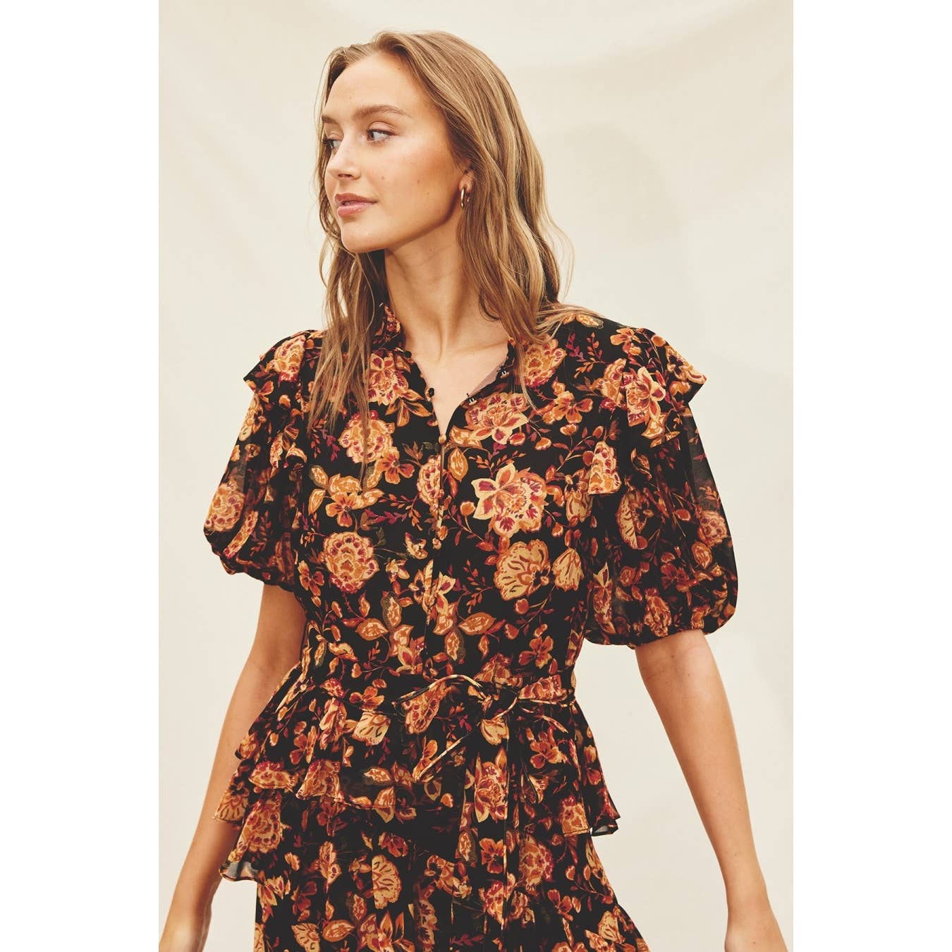 FLORACIÓN AL ATARDECER Vestido midi escalonado con volantes Nightbird (1) de venta al por mayor en Faire5