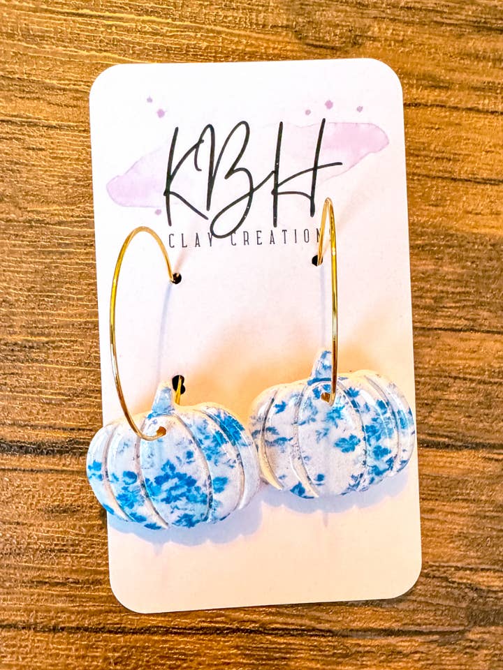 Orecchini in argilla a forma di zucca floreale blu per la vendita all'ingrosso da parte di KBH CREATIONS