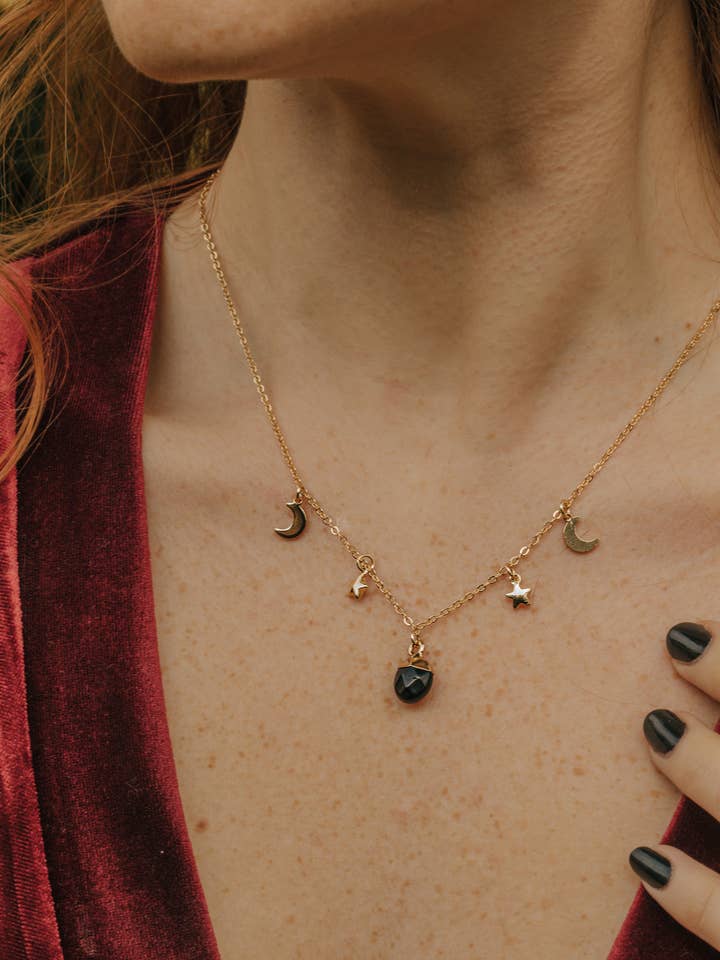Collana con ciondolo a forma di luna e stelle in ossidiana nera color oro per la vendita all'ingrosso da parte di Xander Kostroma