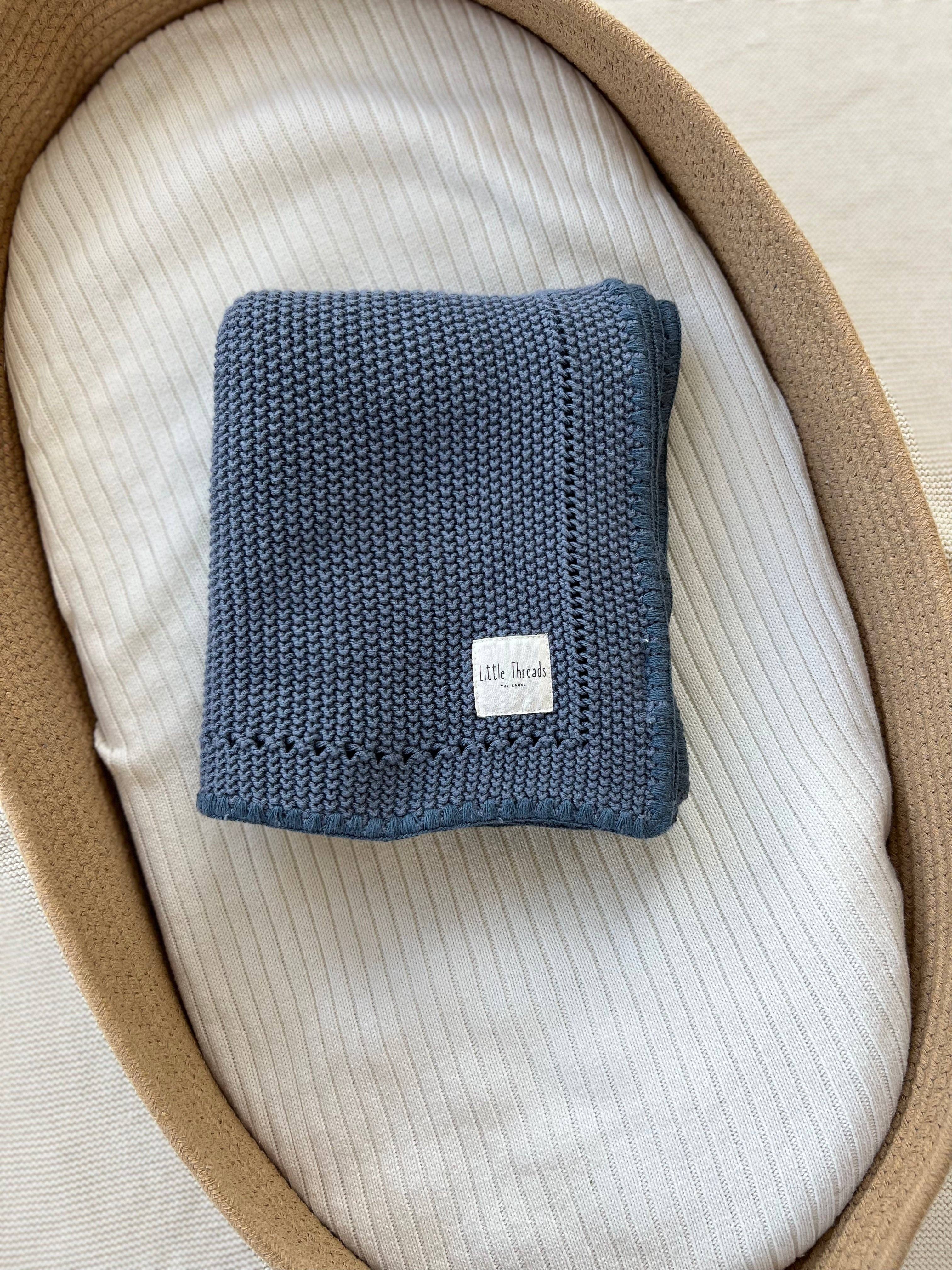 Little Threads – Engroshandel Sengetæppe - Børn og baby – Skiferblå strikket bomuldstæppe4