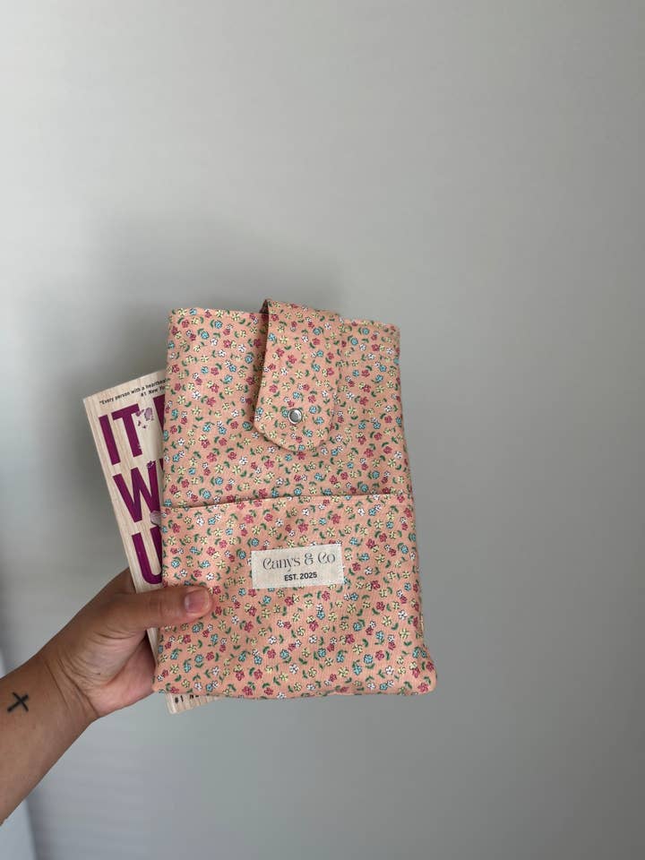 Housse de livre pêche pour la vente par Canys & Co