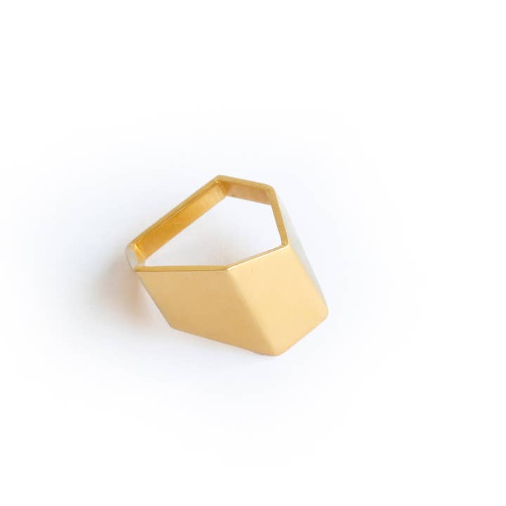 Geometrische facetring voor wholesale door Elina Briede Jewelry