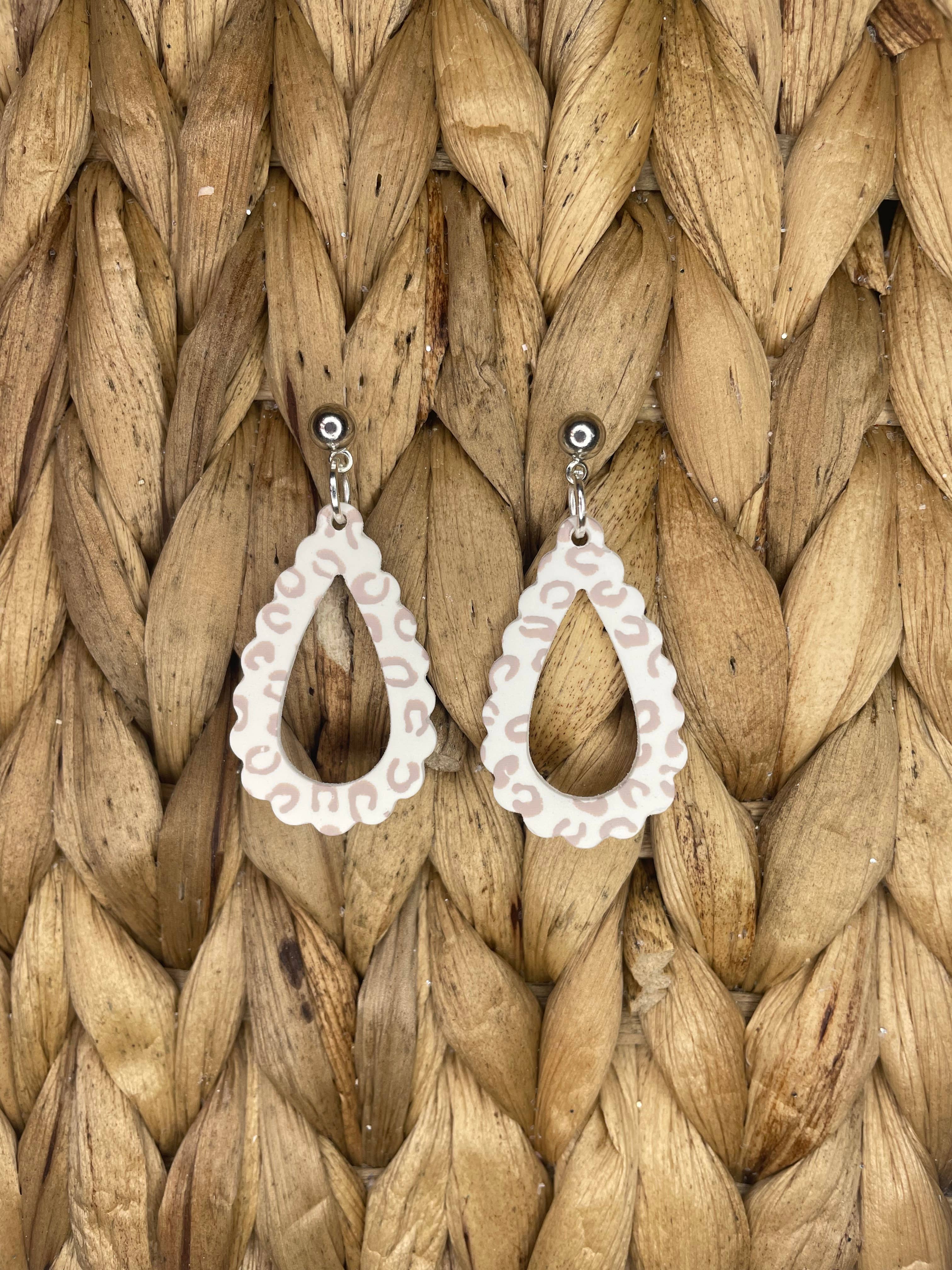 KBH CREATIONS - Wholesale Hangende/ronde oorbellen - Beige handgemaakte kleioorbellen met luipaardschelp bengelen