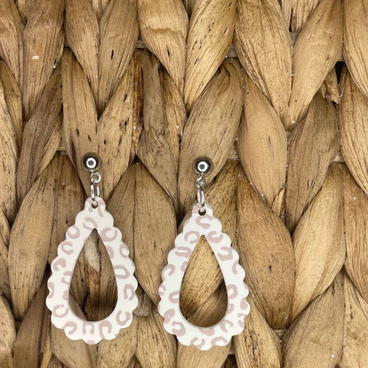 KBH CREATIONS - Wholesale Hangende/ronde oorbellen - Beige handgemaakte kleioorbellen met luipaardschelp bengelen0