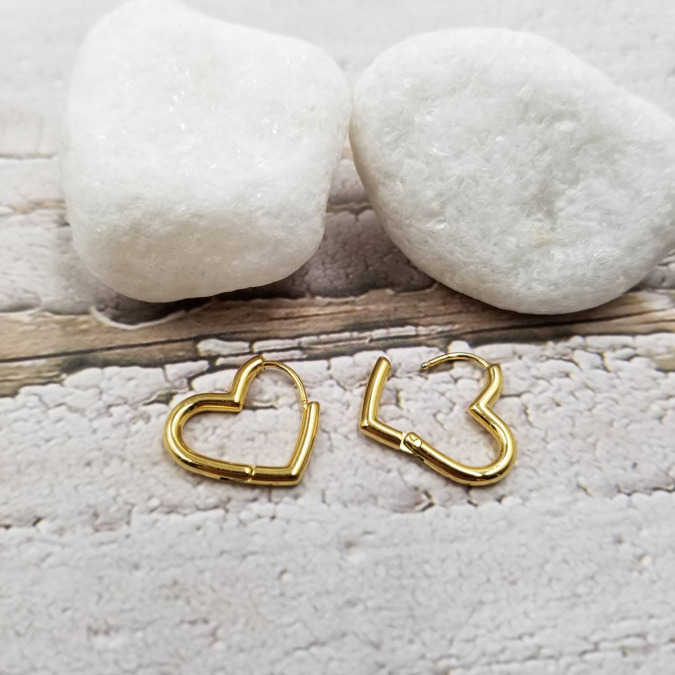 Treasure Wholesale - Wholesale Clip-On Earrings - Clip My Heart Earrings - 18K1