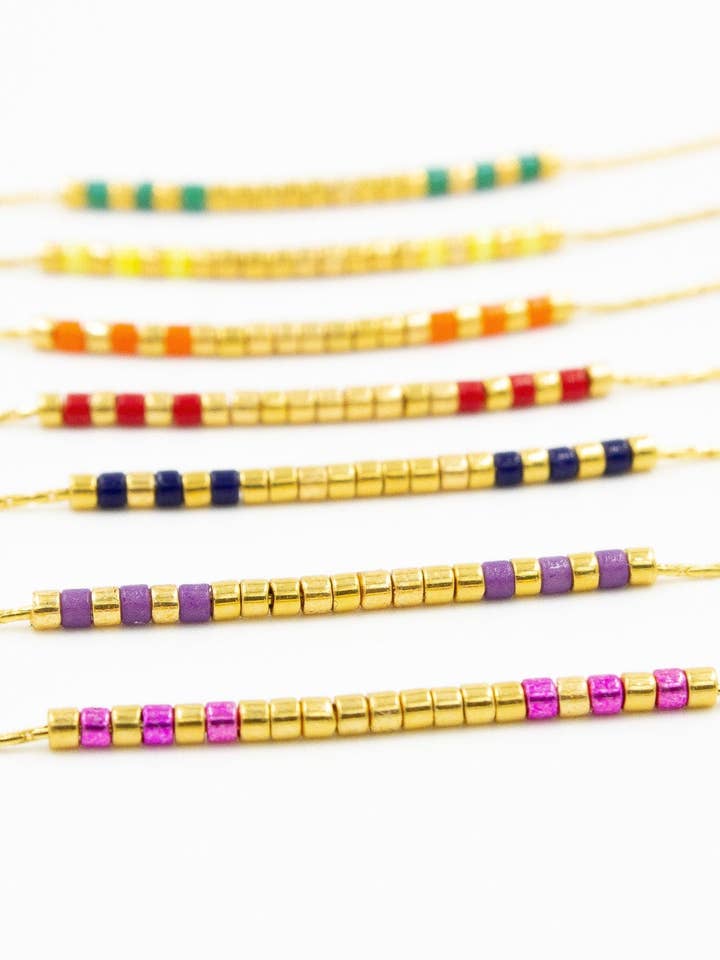 Collier à perles dorées, collier à perles délicates en or, fin pour la vente par 36th Child Jewelry