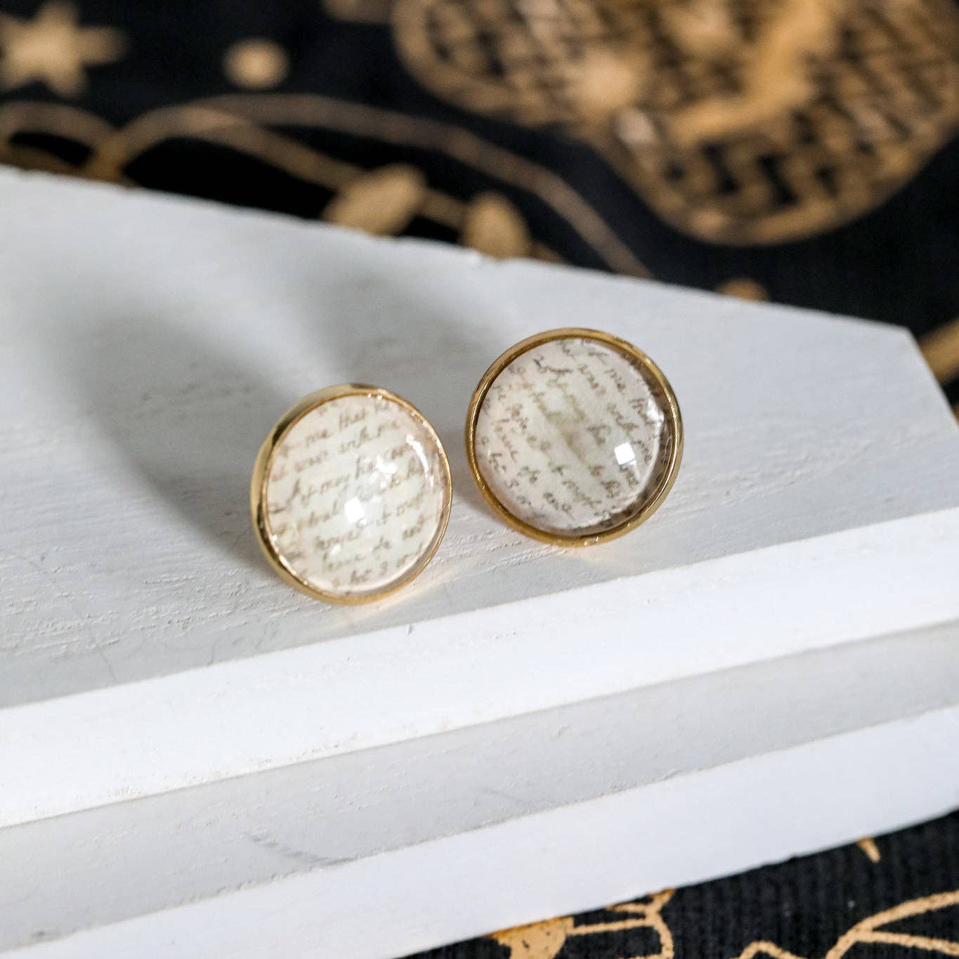 The Gilded Witch - Vente Clous d'oreille - Boucles d'oreilles Witch City Cameo - Dorées - Salem, MA3