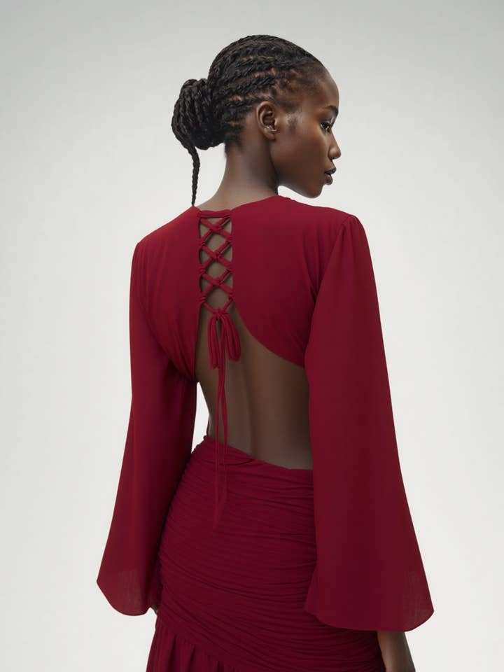 Robe de soirée rouge froncée à lacets dans le dos pour la vente par Nina Cheyenne Apparel