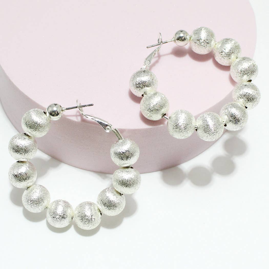 SOPHIA WHOLESALE – wholesale Hoop-örhängen – Lätt mässingsstrukturerad kulpärlörhänge1