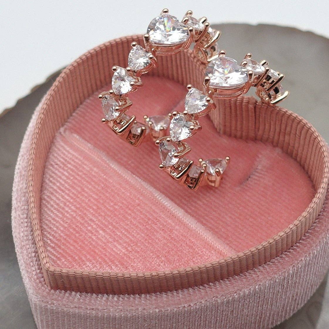 Daemon srls – wholesale Hoop-örhängen – CHERIE - STORT hjärta - orecchini en cerchio con cubic zirconia a forma di cuore14