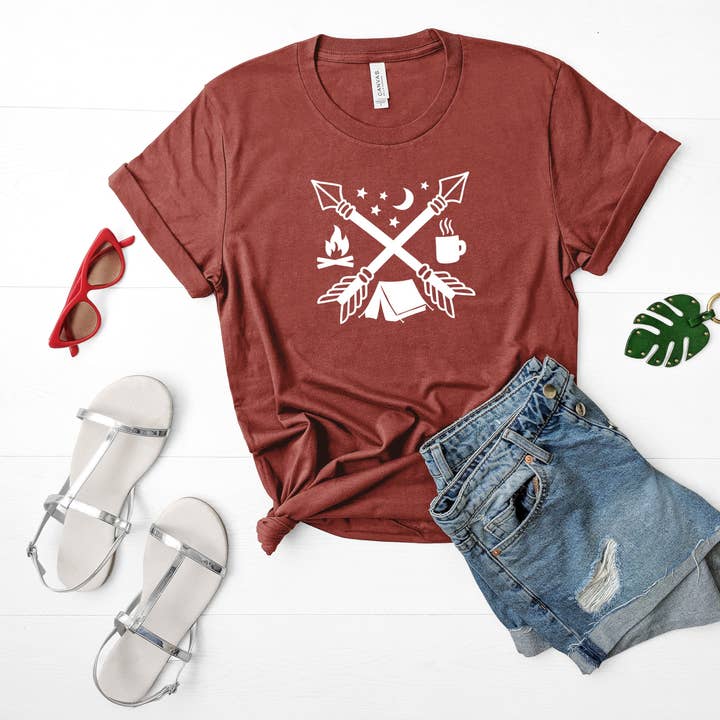 T-shirt da campeggio con grafica a inchiostro con frecce e frecce per la vendita all'ingrosso da parte di Sights Ink