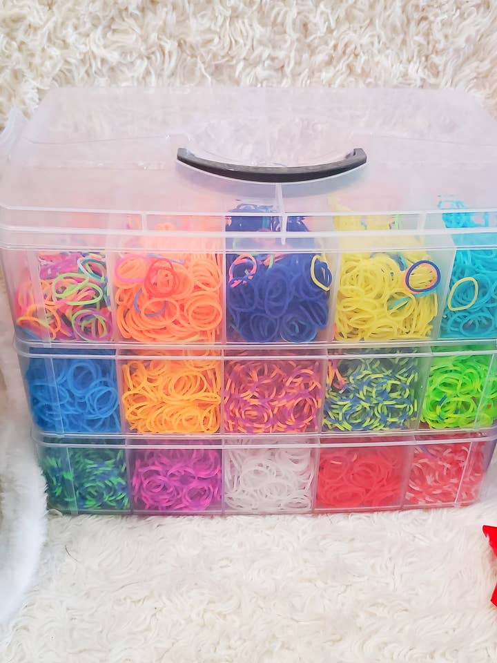 Kit de pulseras Rubber Brand Loom de 2500+ para venta al por mayor de Family 8 Toy Company