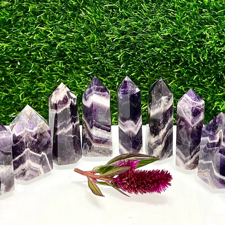 Cristallo Natural Dream Chevron con punta di ametista e punta da 0,3 kg per la vendita all'ingrosso da parte di KayleeNYC