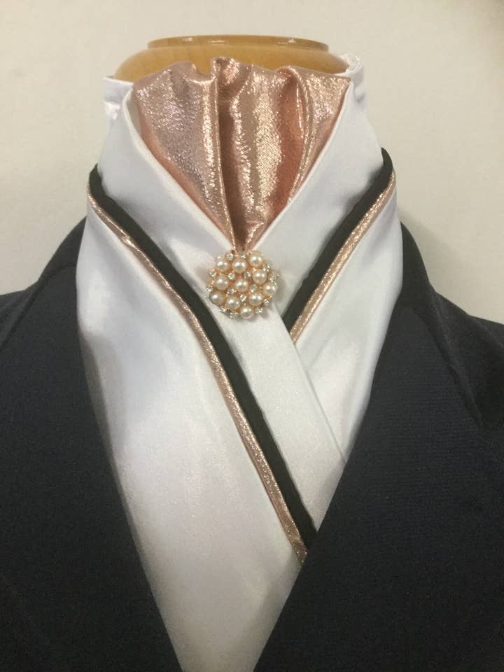 HHD Dressage Stock Slips Hvid eller Elfenben Satin Rose Guld & Sort eller Navy Rhinestone Pin for engroshandel hos Heavenly Horse Designs