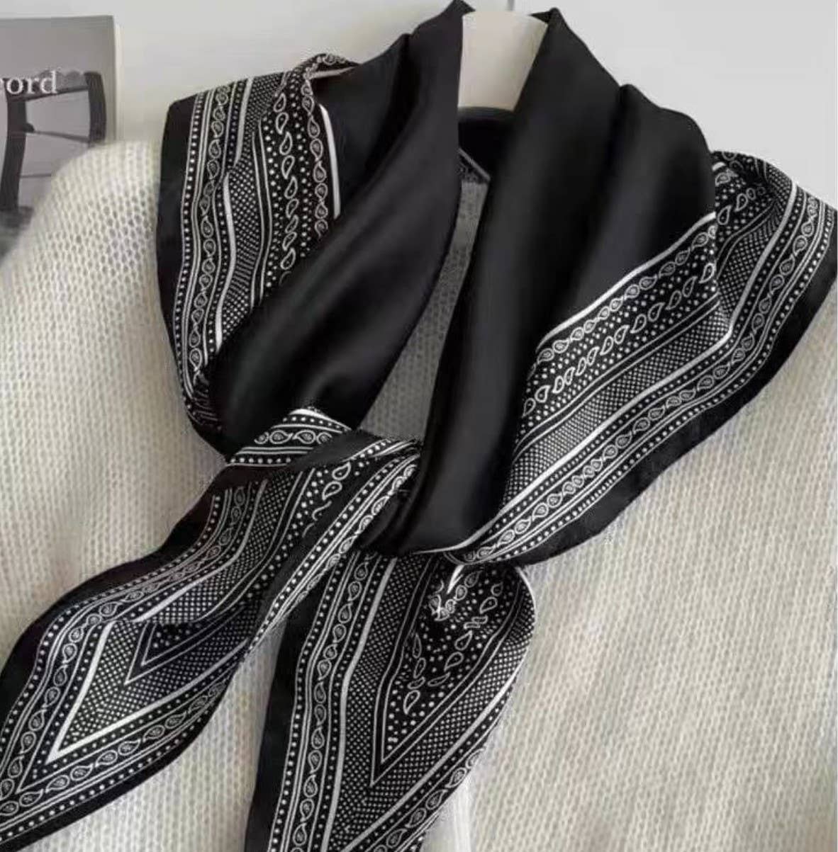 JC Sunny Fashion – wholesale Scarf – Women's – JC023328T Printed Triangle Scarf – Bandana Style Wrap / Shawl15