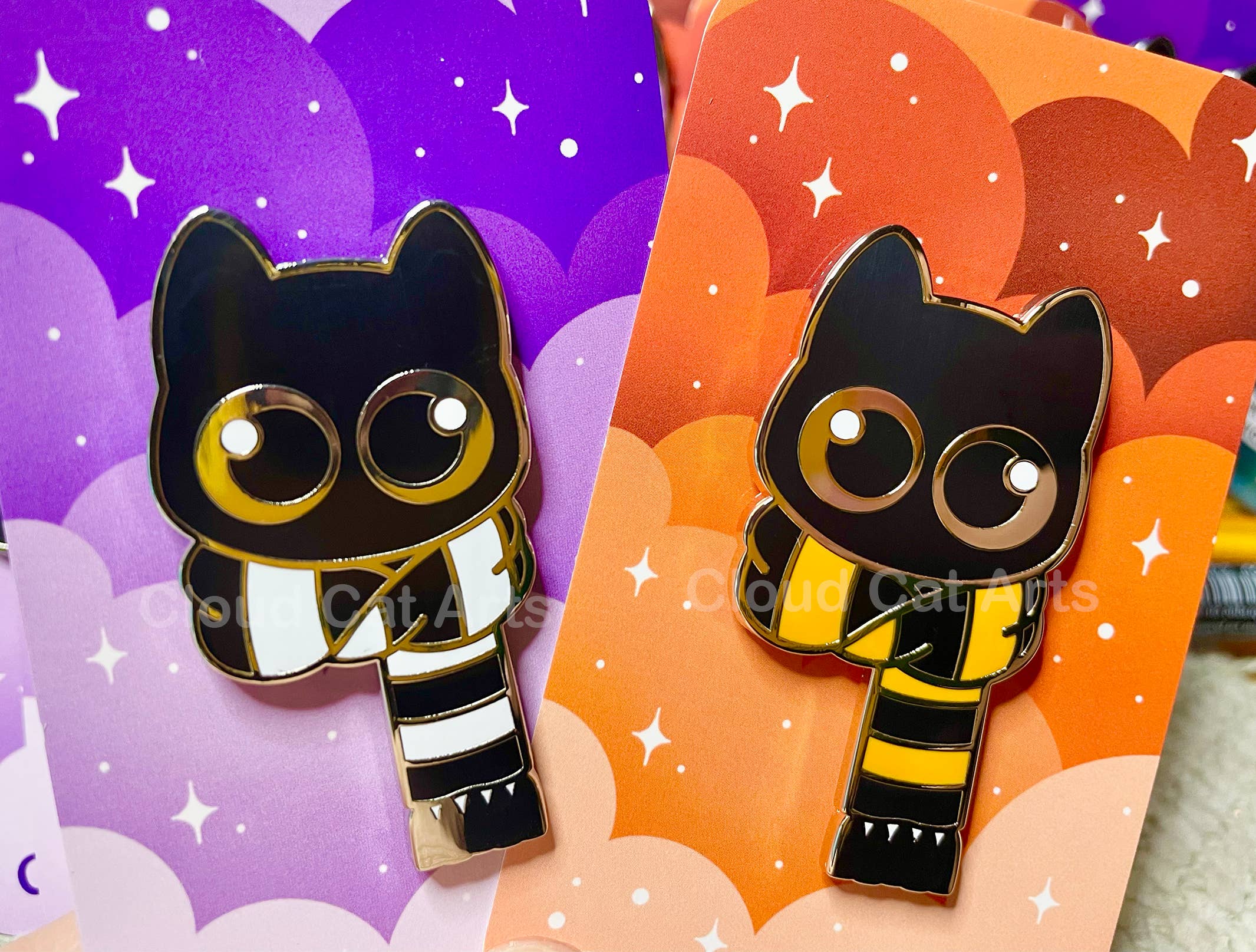 Cloud Cat Arts - Wholesale Lapel Pin/Button - White Scarf Kitty ( Black Cat ) - Hard Enamel Pin2