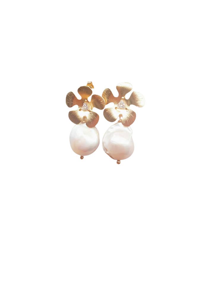 Boucles d'oreilles en perles baroques Golden Bloom pour la vente par Way To Chic