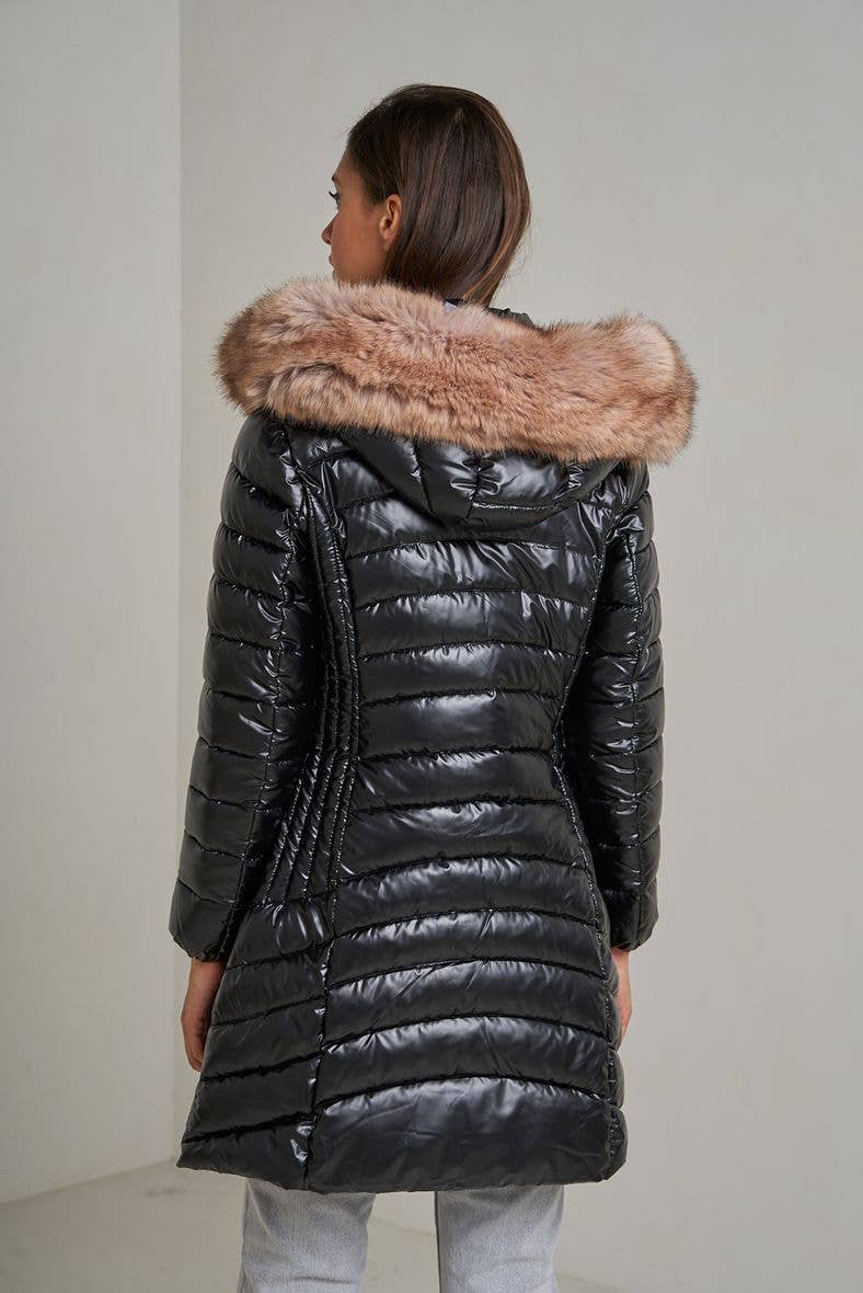 Attrait Paris – Großhandel Pufferjacke – Damen – Metallic lange Steppjacke mit Fell am Kapuzenrand7