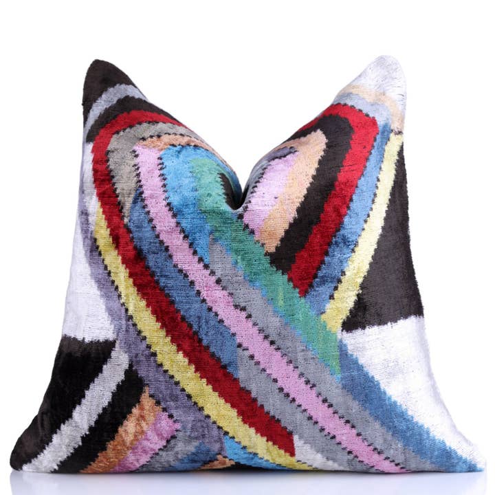 Coussin Ikat Zigzag Coloré – 16x16” Velours de Soie | Fait Main pour la vente par Canvello