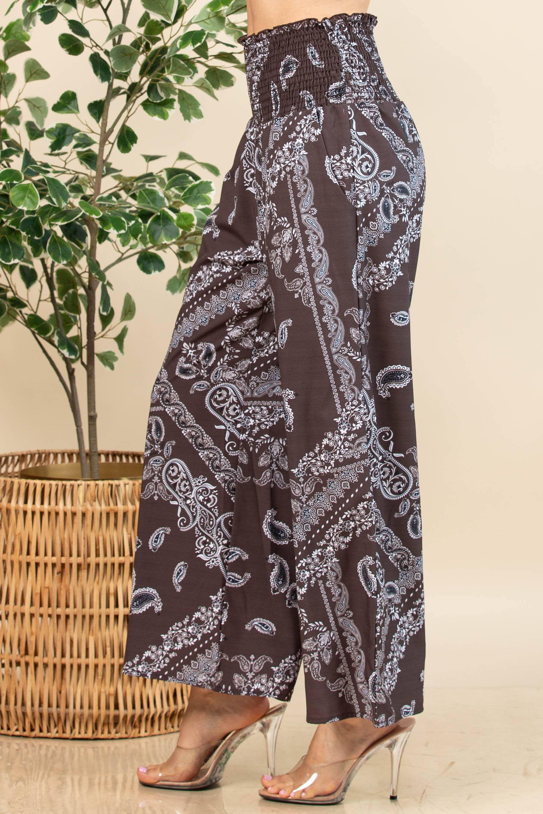 Brun AV1243-ELLEN BANDANA PRINT MED SMOCKET TALJE VÆVET BREDE BENBUKSER for engroshandel på Faire8