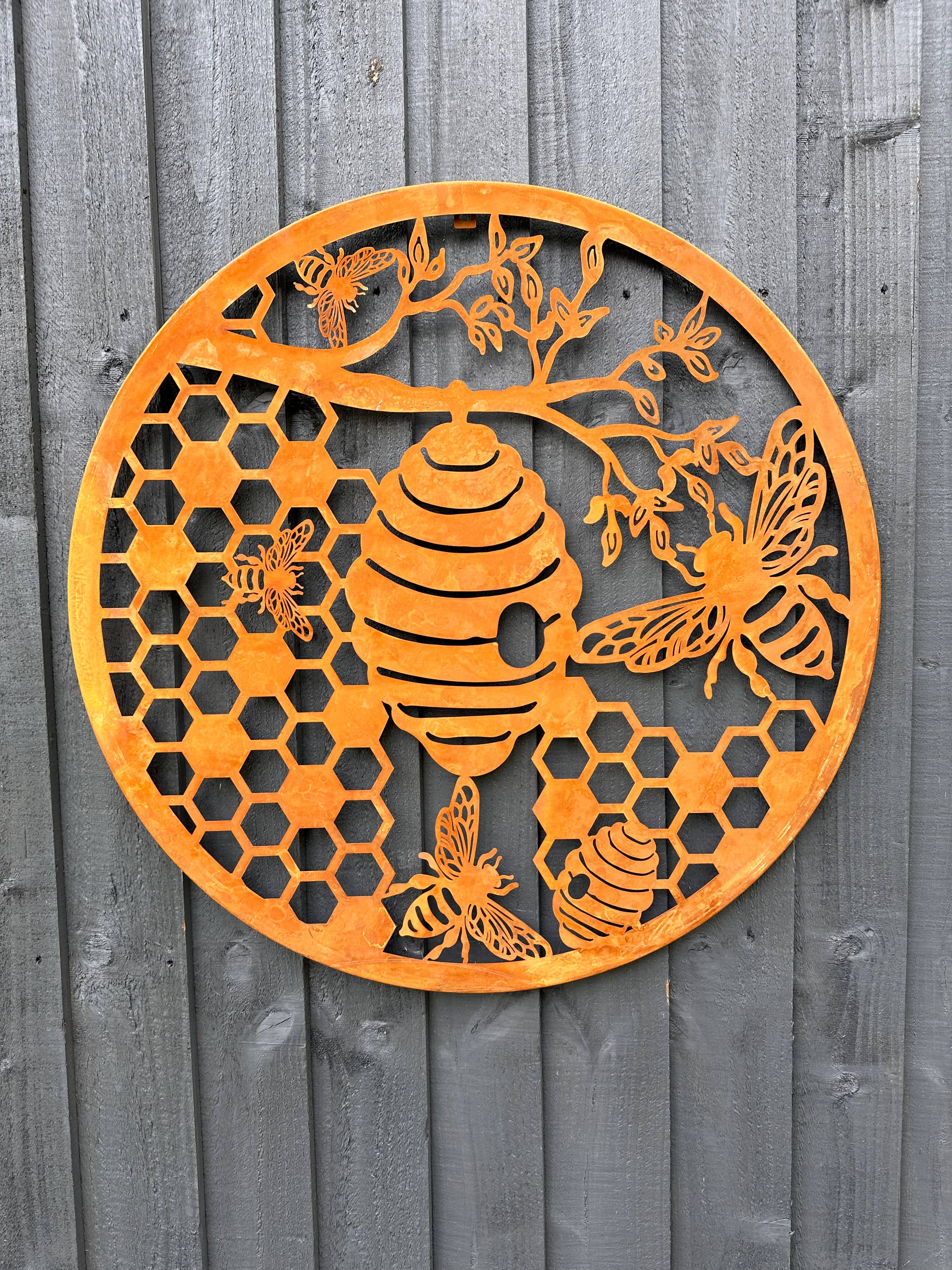 Marissa's Gifts – Arte de parede dimensional/3D por atacado – Placa de parede enferrujada de 60cm artesanal de abelhas e favo de mel Placa de parede de árvore, pátina enferrujada, arte de parede de jardim9