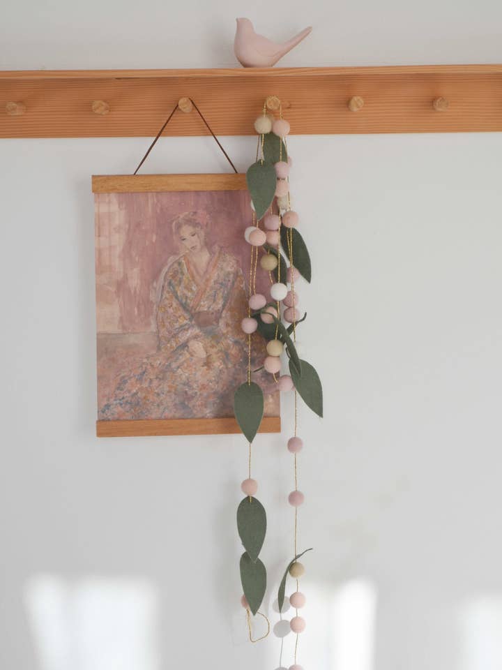 Vilten wollen slinger van ballen en bladeren voor wholesale door Calmfordreamers