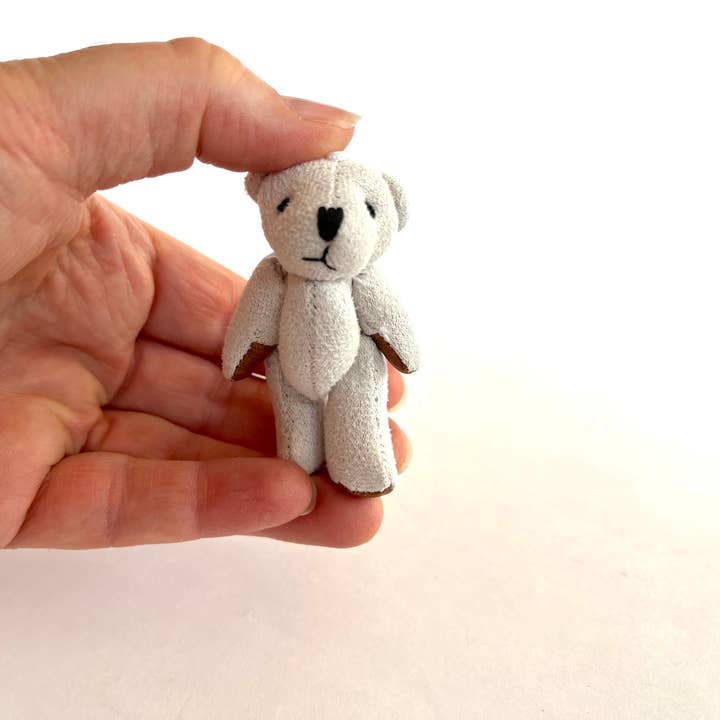 The Gifted Rat - Vente Objets de décoration - Petit ours en peluche en cuir suédé, décoration artisanale, cadeau (crème)3