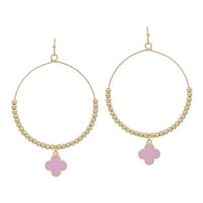 Orecchino a cerchio con perline dorate e trifoglio epossidico rosa da 1,75 pollici per la vendita all'ingrosso da parte di What's Hot